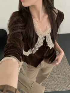 土布鱼8512秋装新款精致氛围蕾丝花边拼接V领丝绒衬衫女显瘦