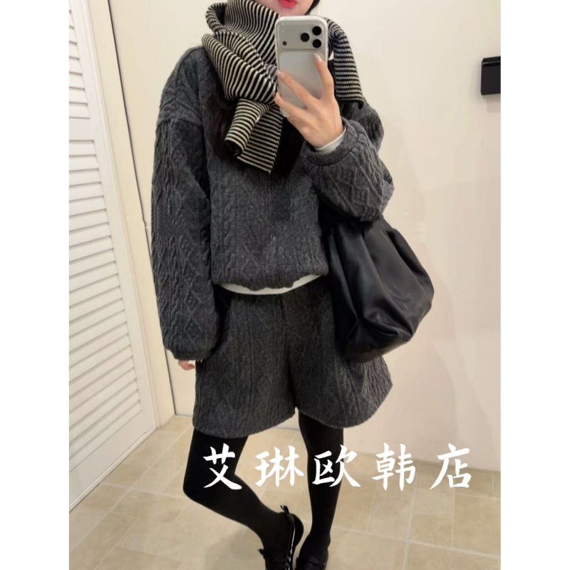 12.16~9252106冬复古立领麻花纹羊毛卫衣外套+后松紧腰短裤套装