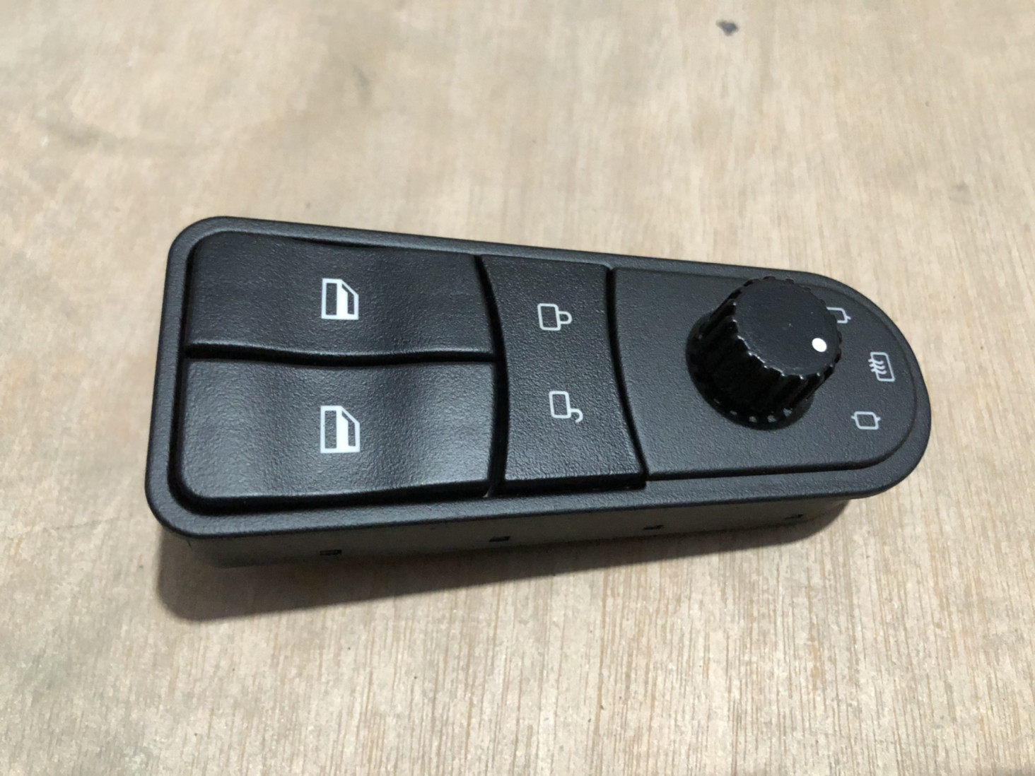 适用于乘龙H7电动门窗升降器开关中控后视镜开关H73-3782020D