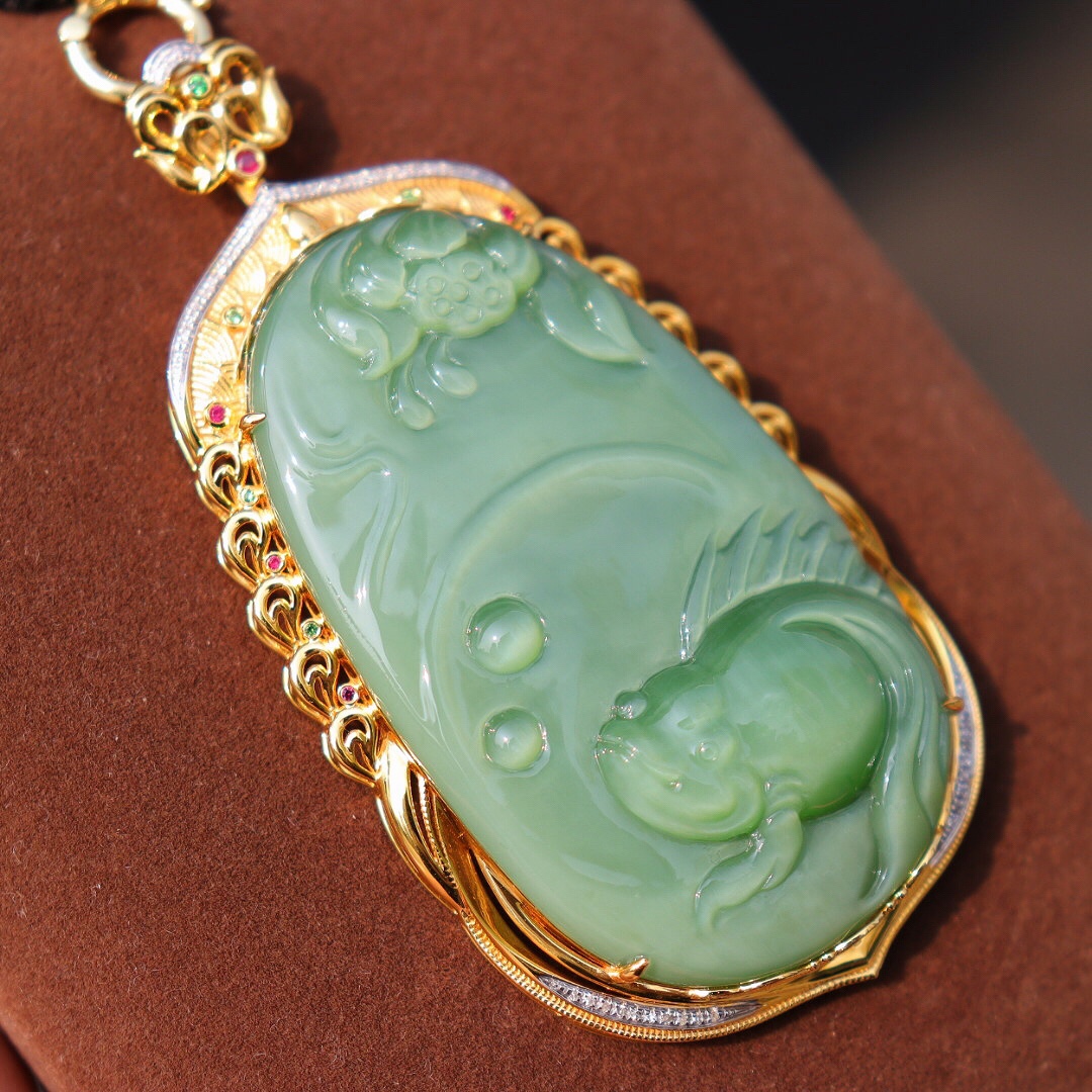 时尚潮流翡翠金镶玉送老婆