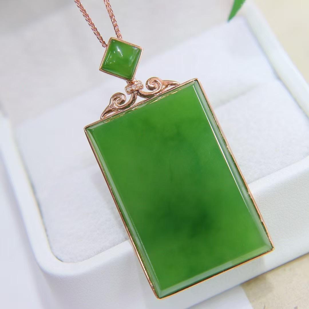 春节开门红天然和田玉吊坠a菠菜绿碧玉无事牌镶18k金挂件时尚大方