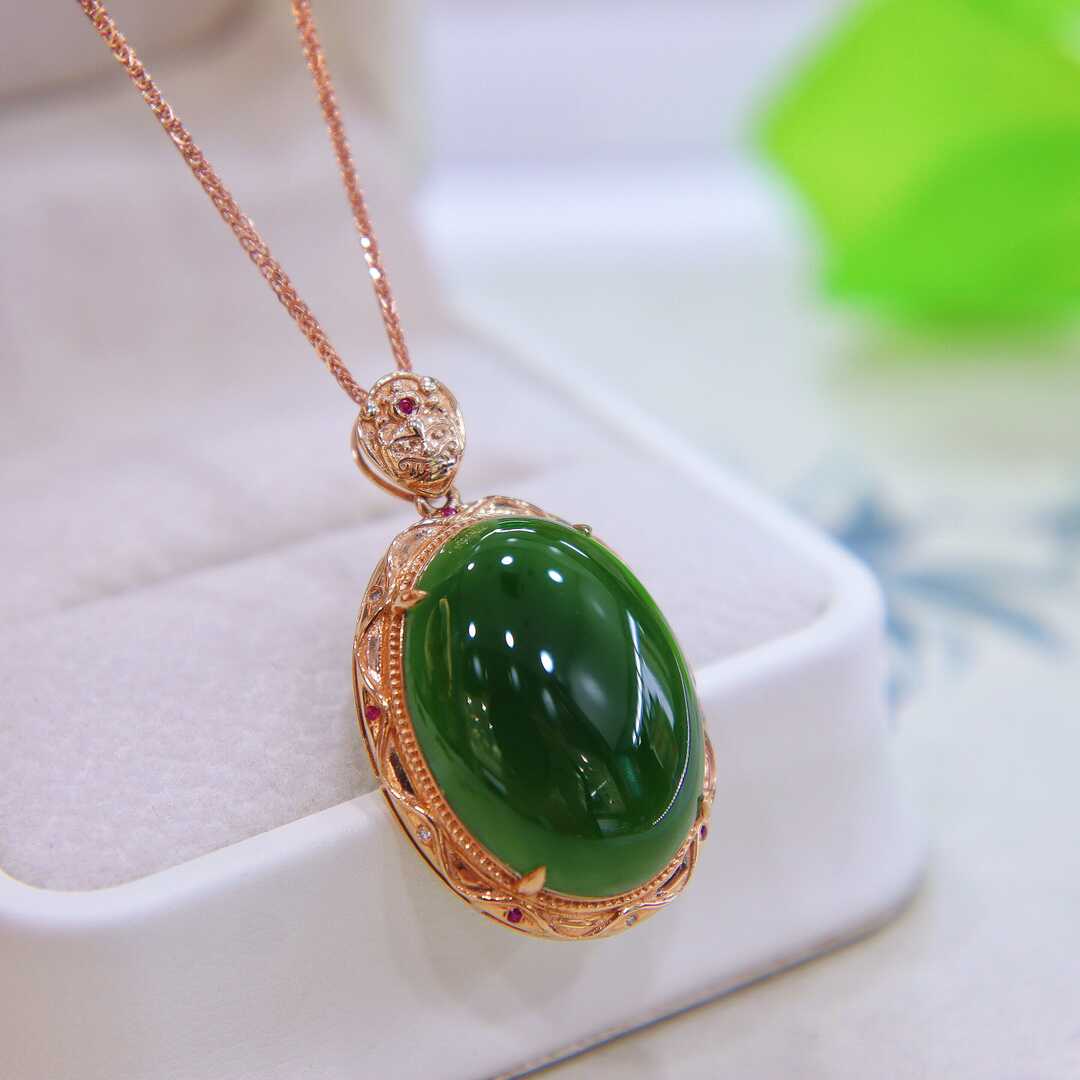 天然和田玉菠菜绿蛋面镶嵌吊坠