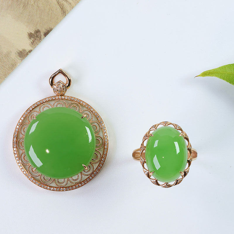 春夏季天然和田玉吊坠女a苹果绿碧玉圆牌镶18k金挂件戒指送长辈
