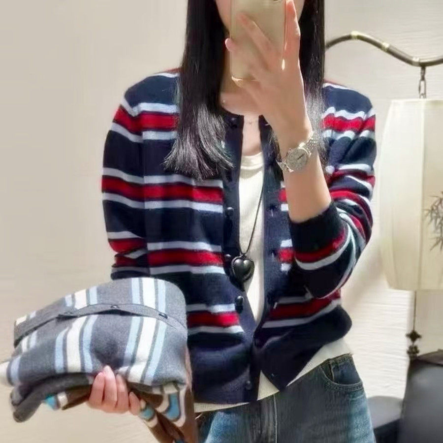 早秋巨好看轻熟上衣羊绒衫女士圆领拼接条纹毛衣针织打底开衫外套
