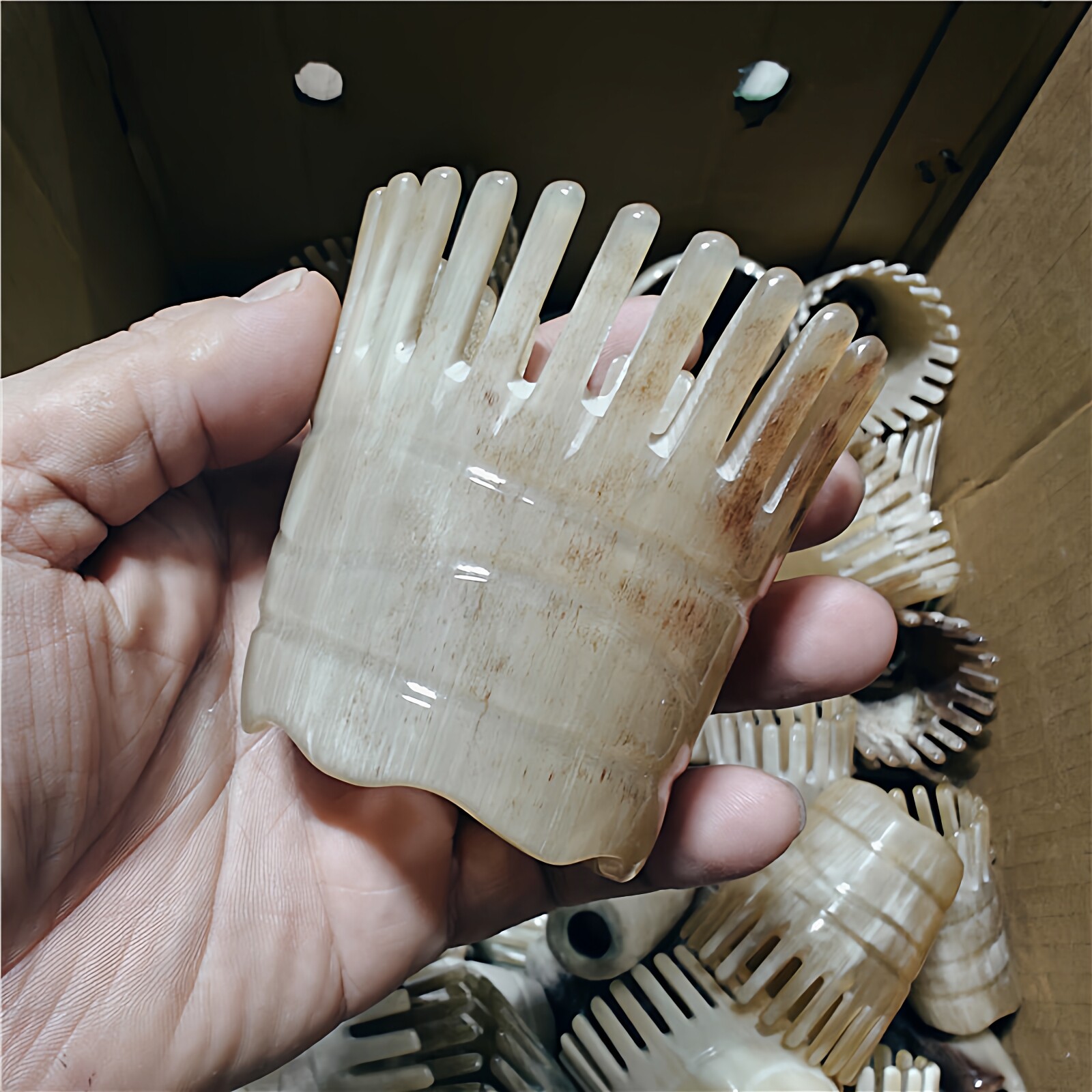 短黄牛角密齿按摩洗头刷抓头皮头部经络梳天然材料防脱发梳子