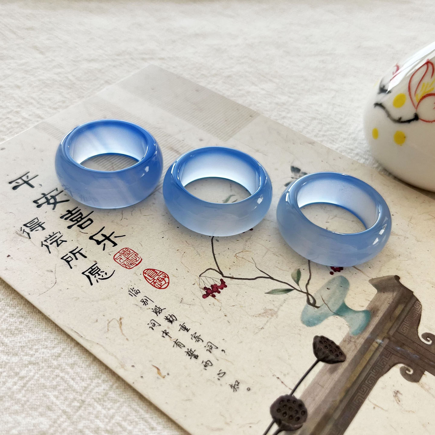 天然蓝玉髓戒指扳指男女款小众网红玛瑙玉石简约素圈气质大拇指环图片