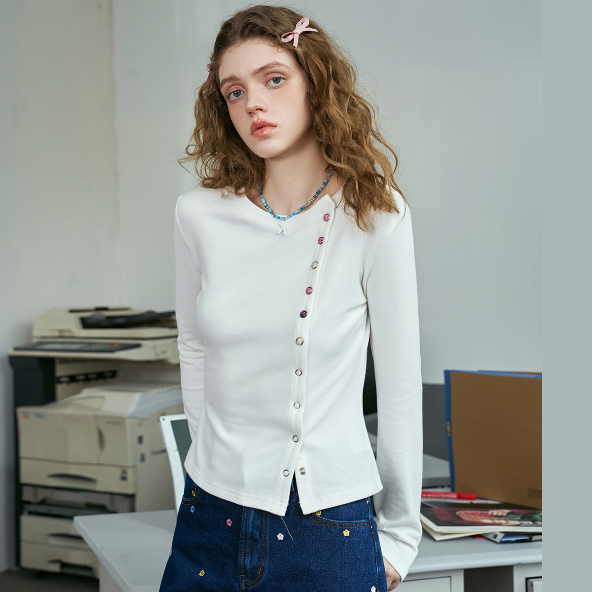 a02a02彩色糖果扣圆领休闲百搭上衣2025秋季修身显瘦女式T恤