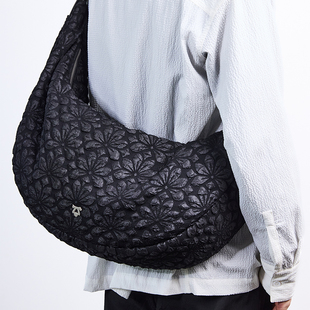 Kami anger斜挎月牙包复古通勤男士流浪包小众女士饺子包行客包