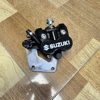 适用铃木UY/UE/UU125T前刹车下泵升级改装双活塞卡钳配220直径盘