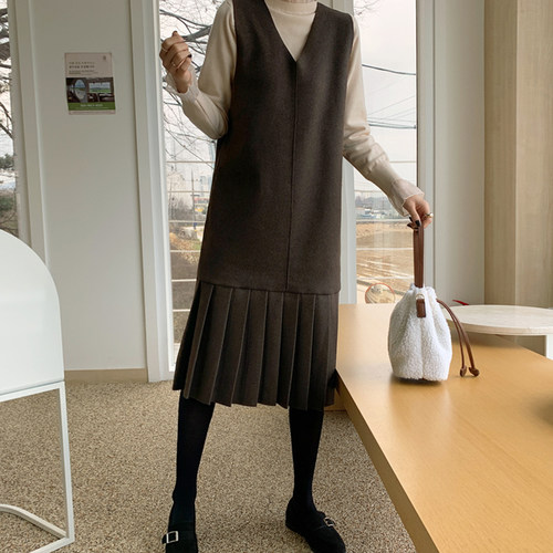 H型纯色百褶V领宽松中长款连衣裙