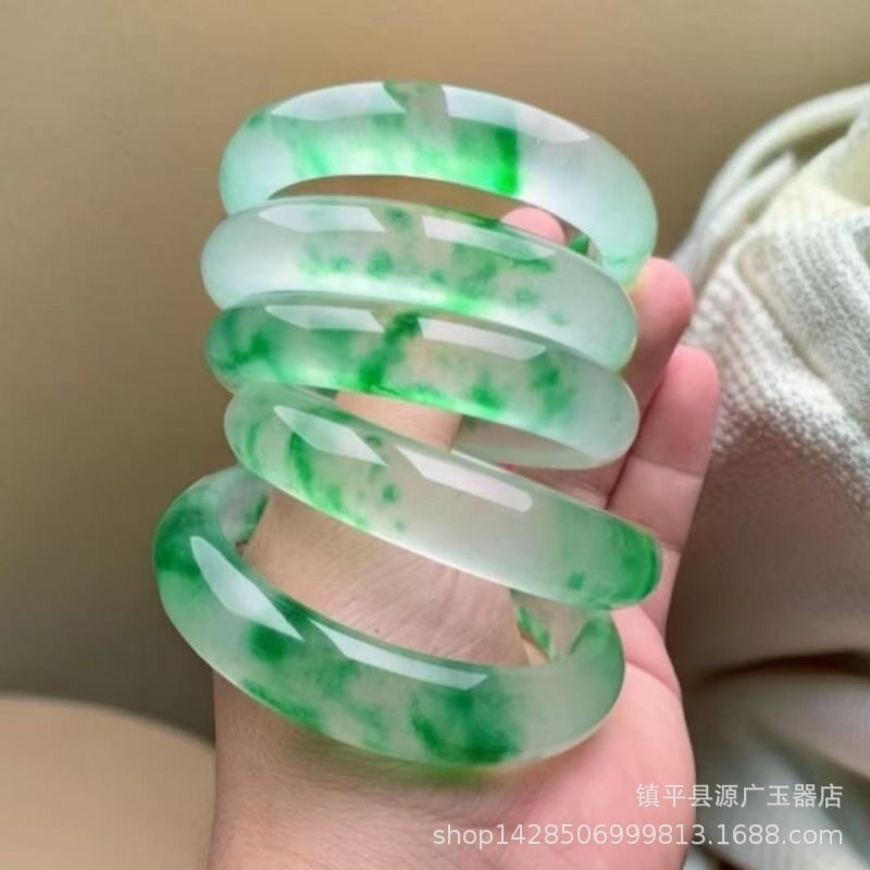 货源冰种飘绿花手镯石英岩玉手镯阳绿翡翠色飘绿花镯子