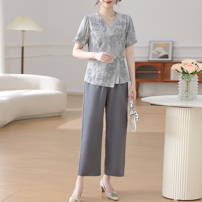 小个子妈妈装夏套装2025新款洋气中老年人女装薄款短袖上衣两件套
