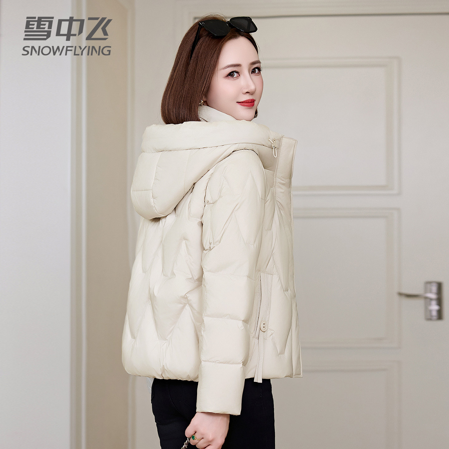 雪中飞羽绒服女短款小个子2025新款秋冬时尚白鸭绒保暖羽绒衣连帽