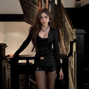 LUV2SHY 财阀女主 荡领褶皱显瘦长袖光泽感衬衫+腰带十字架皮短裤