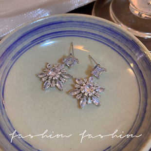 锦绣皇朝雪花方形耳环ins小清新时尚 耳钉气质高级感秋冬通勤耳饰