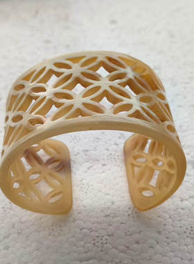 镂空雕刻个性开口宽边牛角手镯子