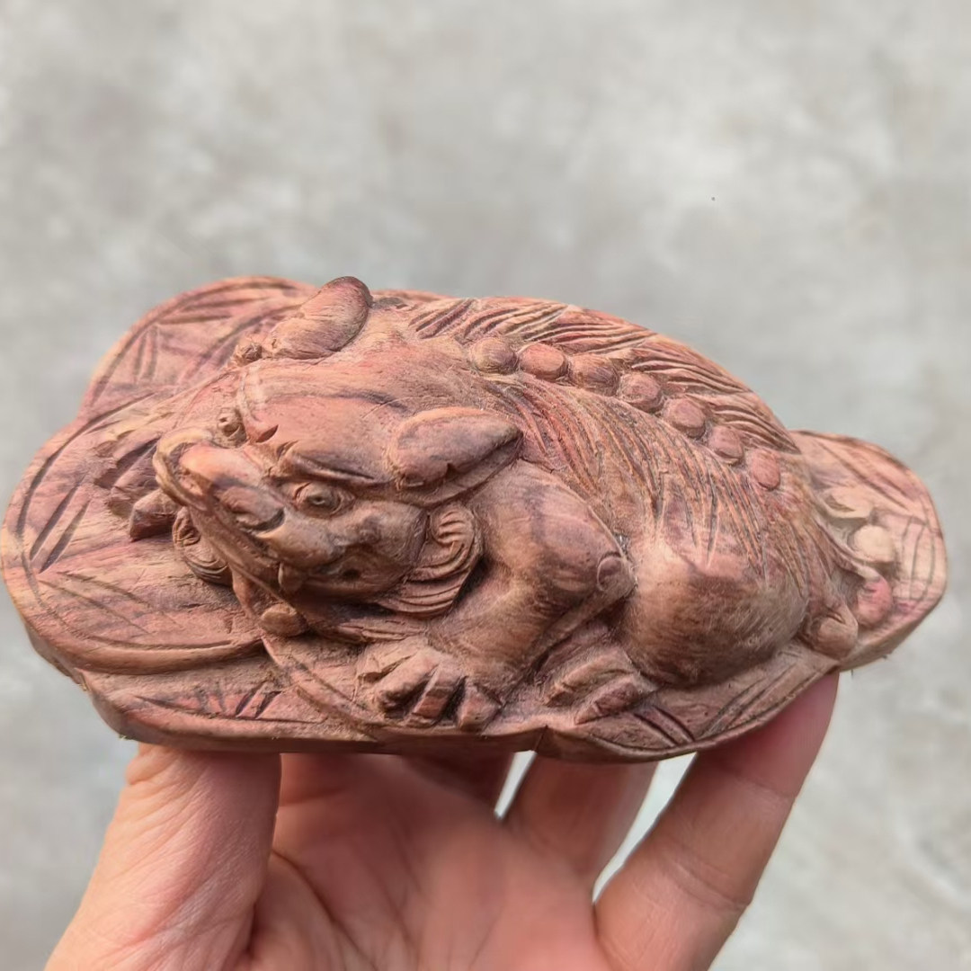 越南黄花梨木雕招财貔貅摆件 越黄紫芯料手把件 降香黄檀纹理漂亮