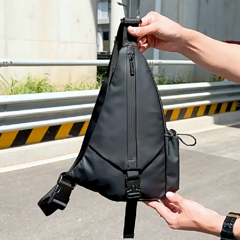 2025三角形机车皮膜防泼水男士斜挎胸包水瓶位7.9英寸IPADMINI包