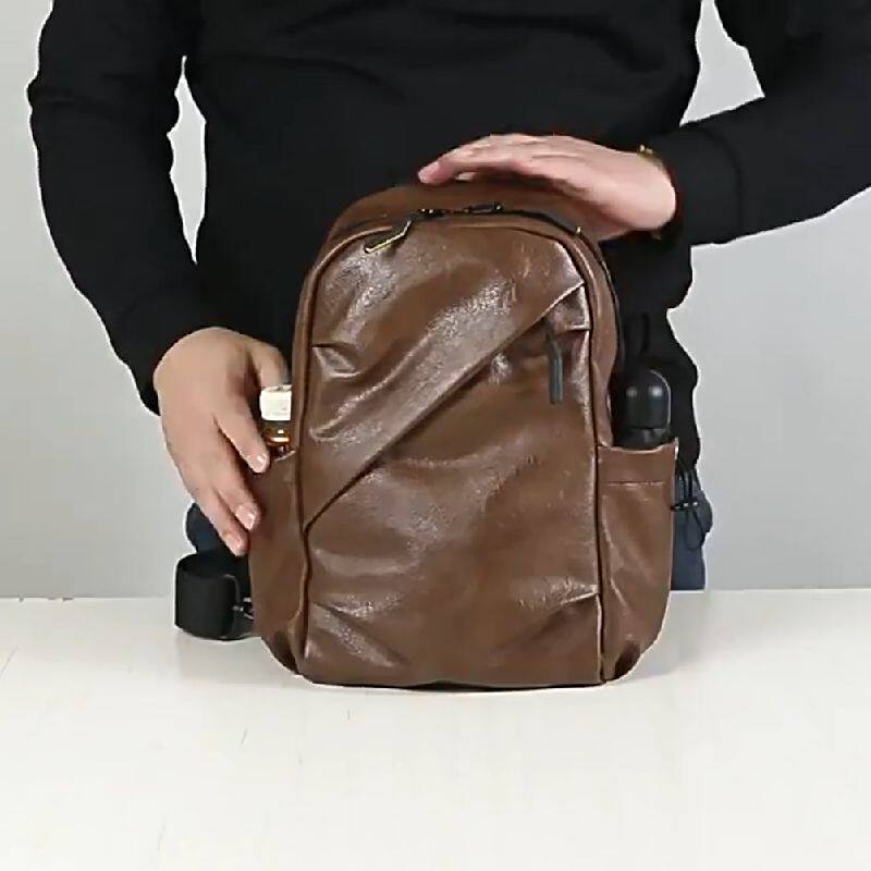 2026防雨水PU皮耳机孔潮男式斜挎胸包9.7寸IPAD伞游玩单肩后背包