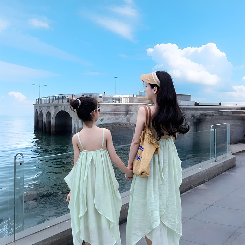 2025新款亲子装母女装连衣裙海边度假露背长裙纯欲风三亚吊带裙潮