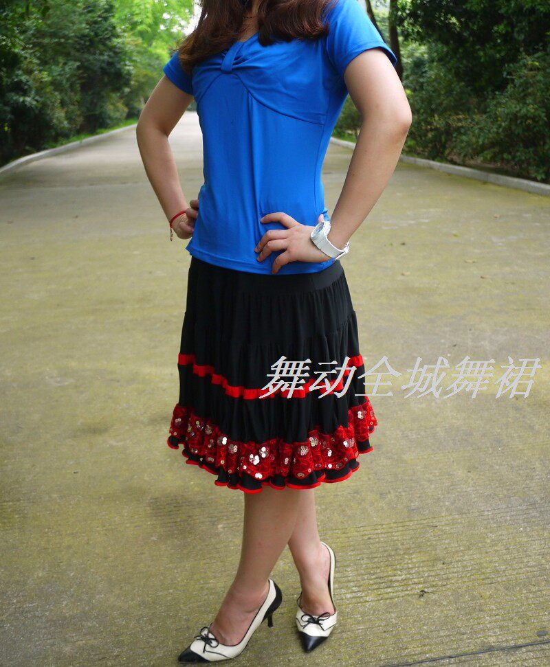 广场舞服装女时尚亮片2021新款套装中老年现代舞蹈裙子跳舞衣服夏