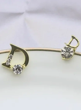 S925银针D小巧耳环耳钉个性耳饰不对称字母女甜美简约时尚气质