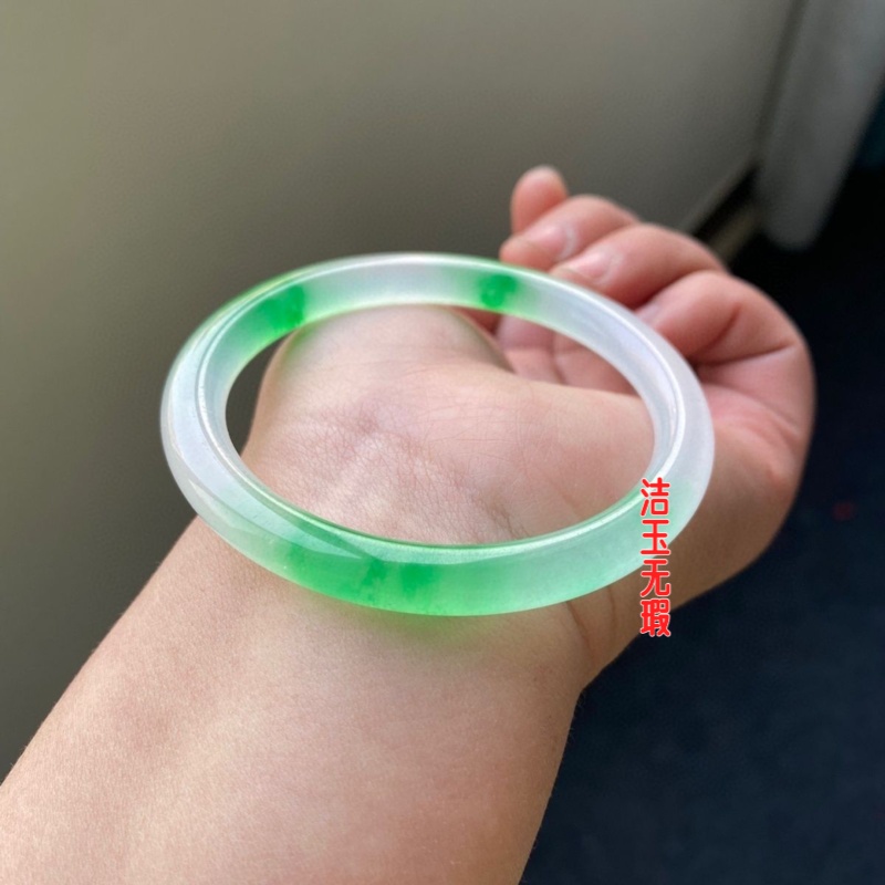 翡翠色独龙玉糯种白底飘绿细圆条手镯叮当镯美人条仿学生党玉女