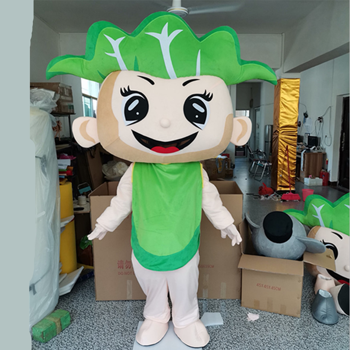 表演人穿行走玩偶发传单吸引人气