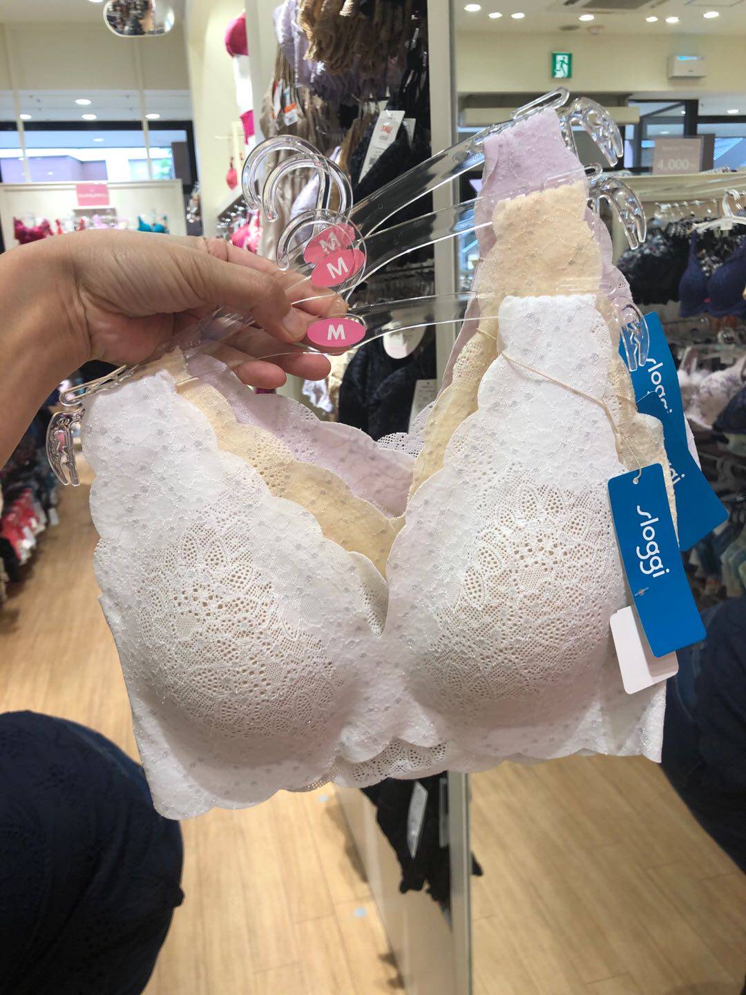 现日本本土sloggi蕾丝无痕内衣聚拢绵软无钢圈舒适服帖g057/056