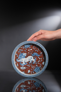 正萌堂青花釉里红狮子滚绣球雕刻壶承红蓝配色