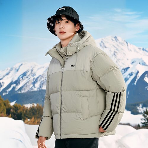 adidas阿迪达斯三叶草男子运动休闲保暖连帽羽绒服外套KC2563
