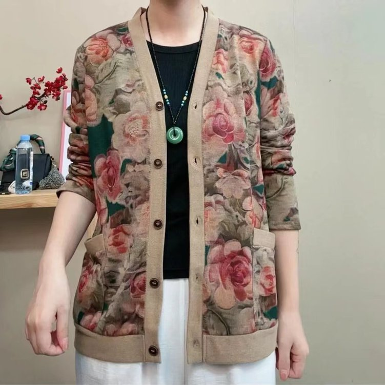 宽松显瘦洋气妈妈装上衣秋装新款中老年女装V领长袖针织开衫外套