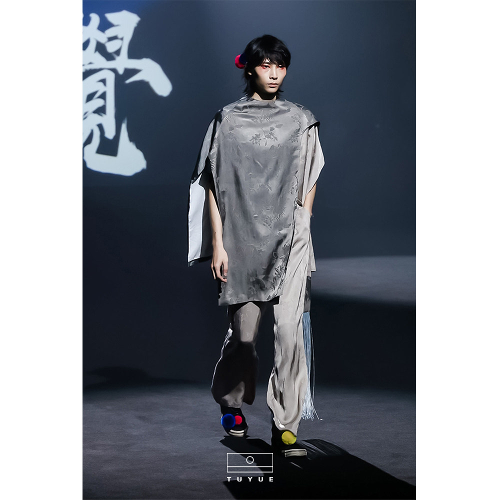 TUYUE涂月 可持续时尚 新中式 缎面织花 流苏披风廓形外套