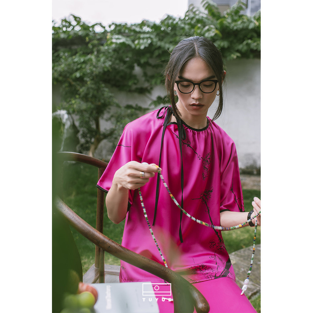 TUYUE涂月 新中式 火龙果色 梅花印花缎面短袖上衣