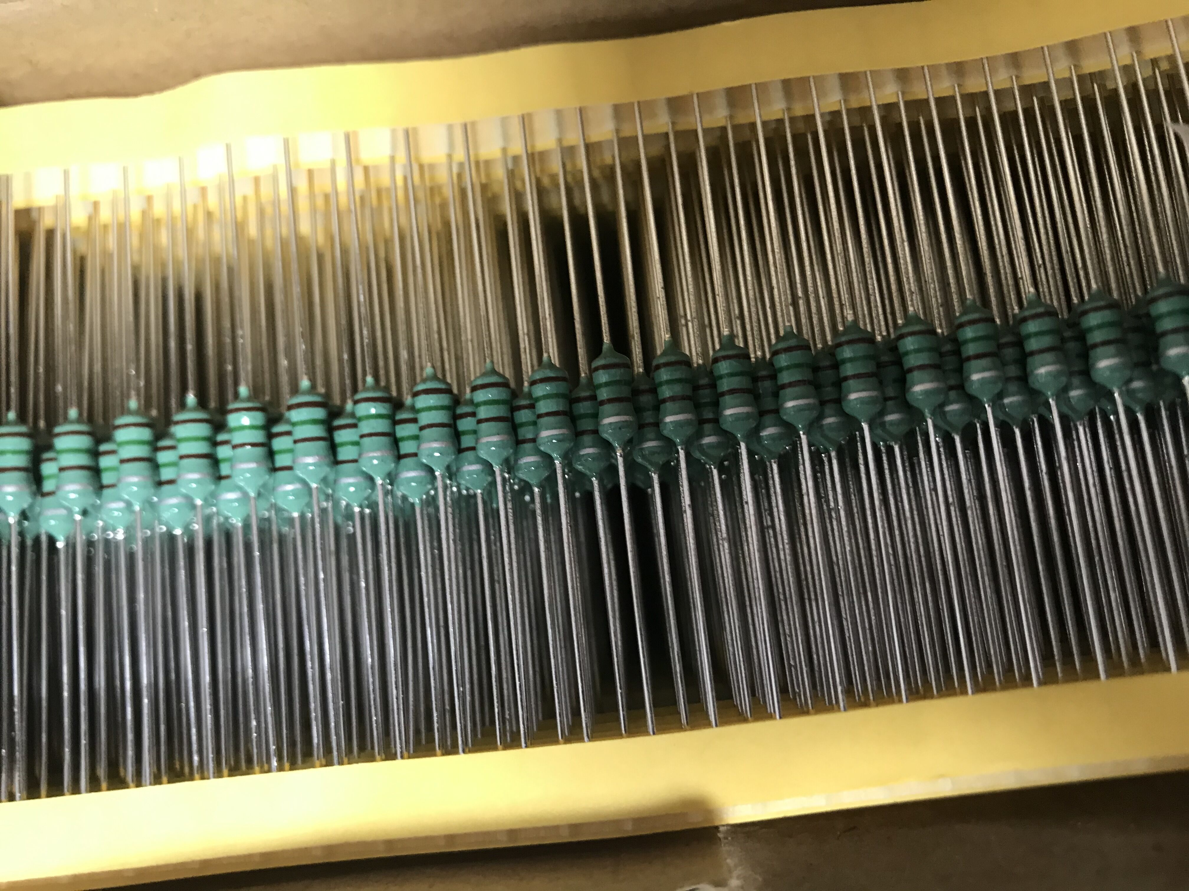 AL0410-151K   色环电感 1/2W 0410 150UH  1盒2000个 1盒75元