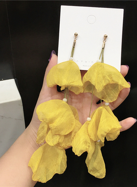 耳环女气质长款2024新款小香风潮网红耳饰爆款花瓣姜黄色绢显脸小