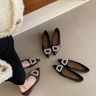 软皮尖头平底单鞋女 2025年秋季新款水钻扣百搭单鞋气质女鞋瓢鞋