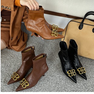 2025新款尖头小猫跟法式细跟中跟短靴女扣子时尚百搭瘦瘦短靴女