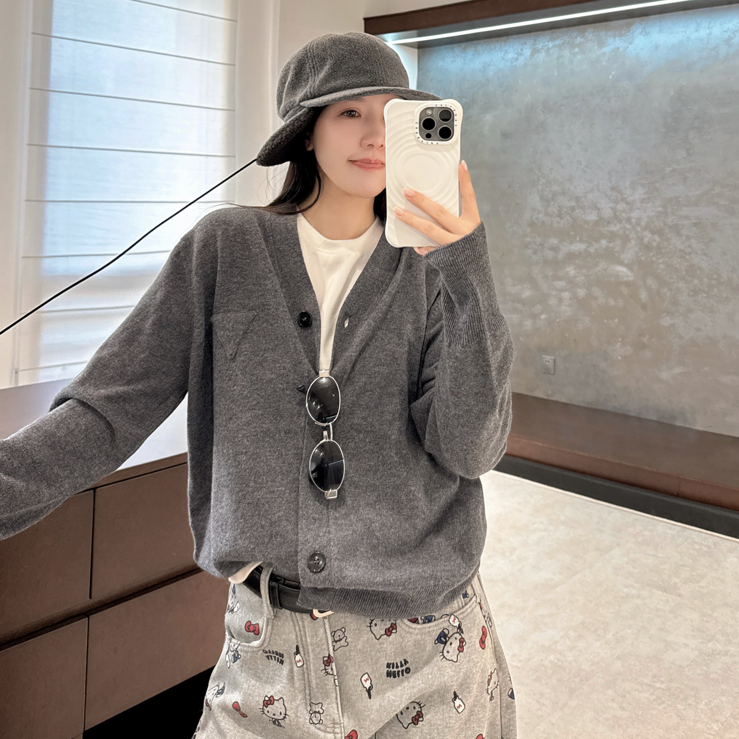 欧洲站2025冬季韩版气质V领排扣倒三角刺绣羊毛针织衫毛衣开衫潮