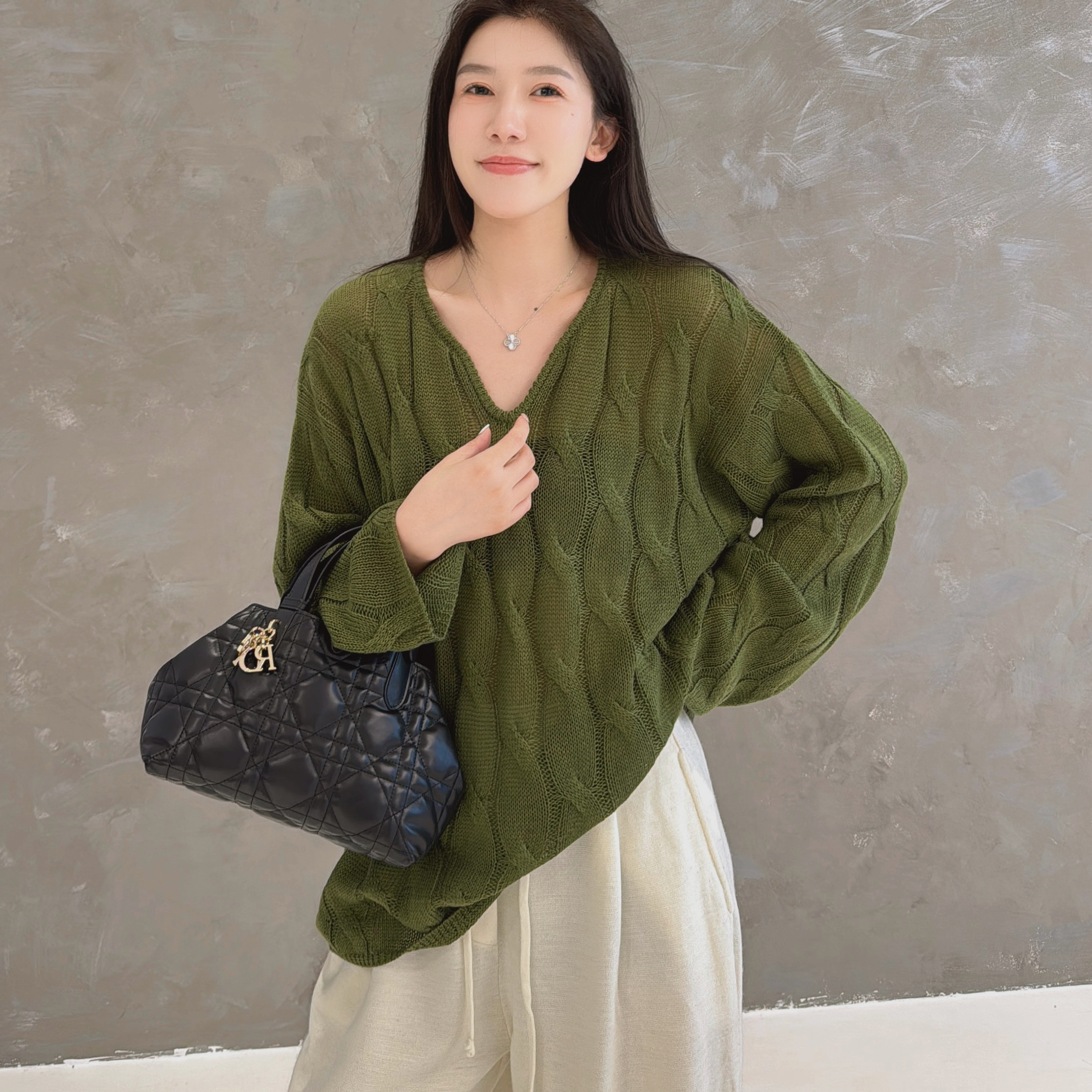 欧洲站2025秋季洋气时尚V领落肩慵懒风竖条麻花宽松版羊毛针织衫