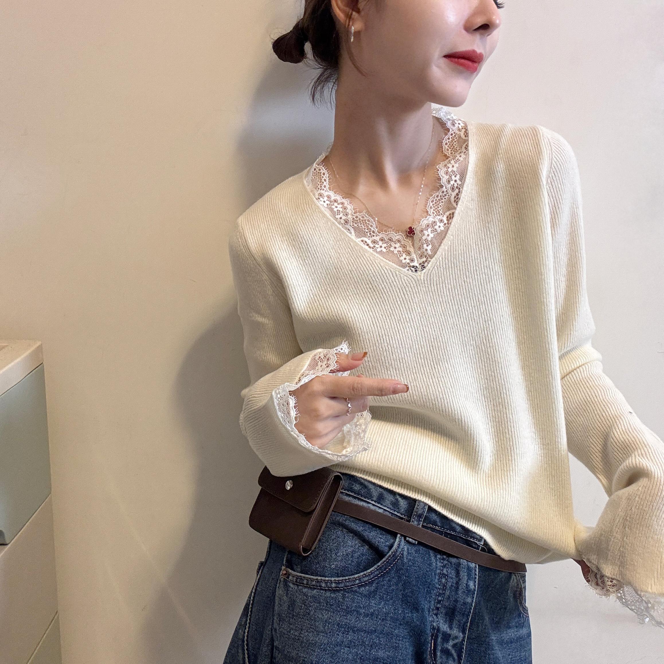 欧洲站2025秋冬新款气质百搭温柔风V领蕾丝花边喇叭袖套头针织衫