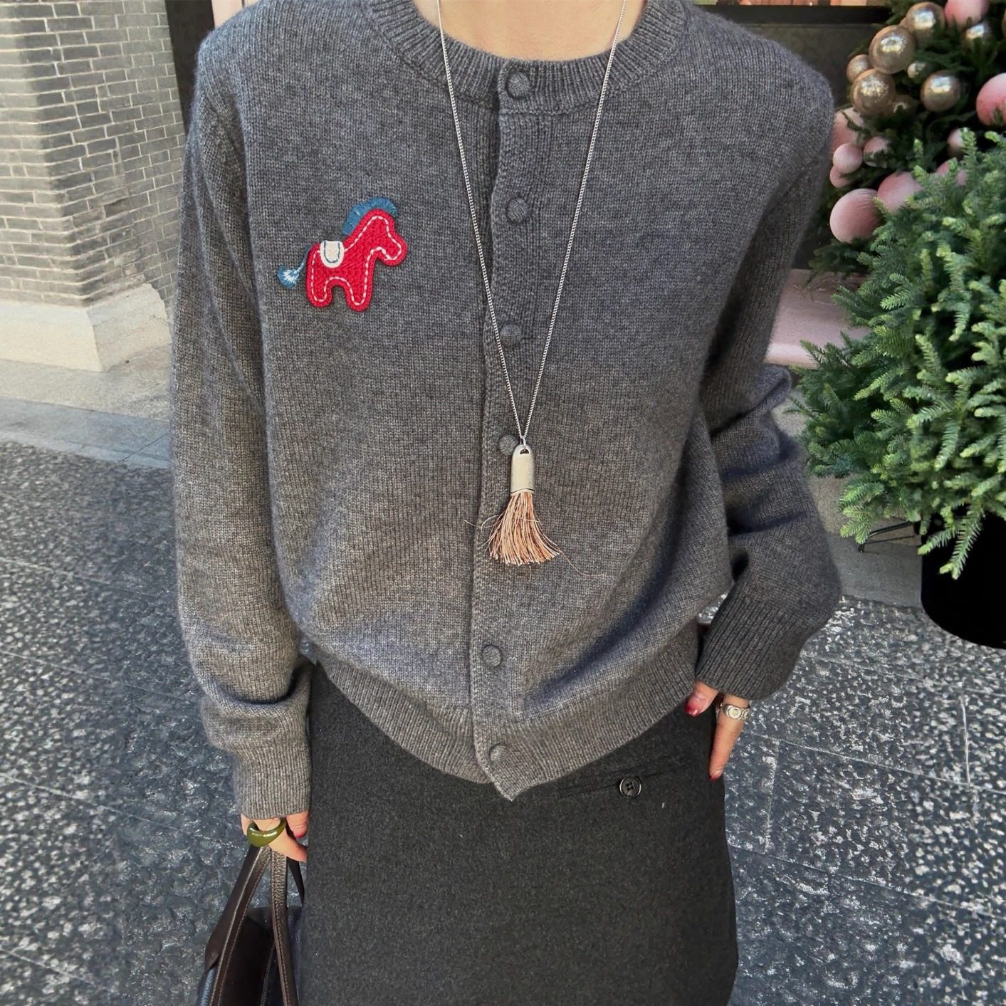 欧洲站2025冬季韩版圆领长袖单排扣小马贴标软糯蜜熊绒针织衫毛衣