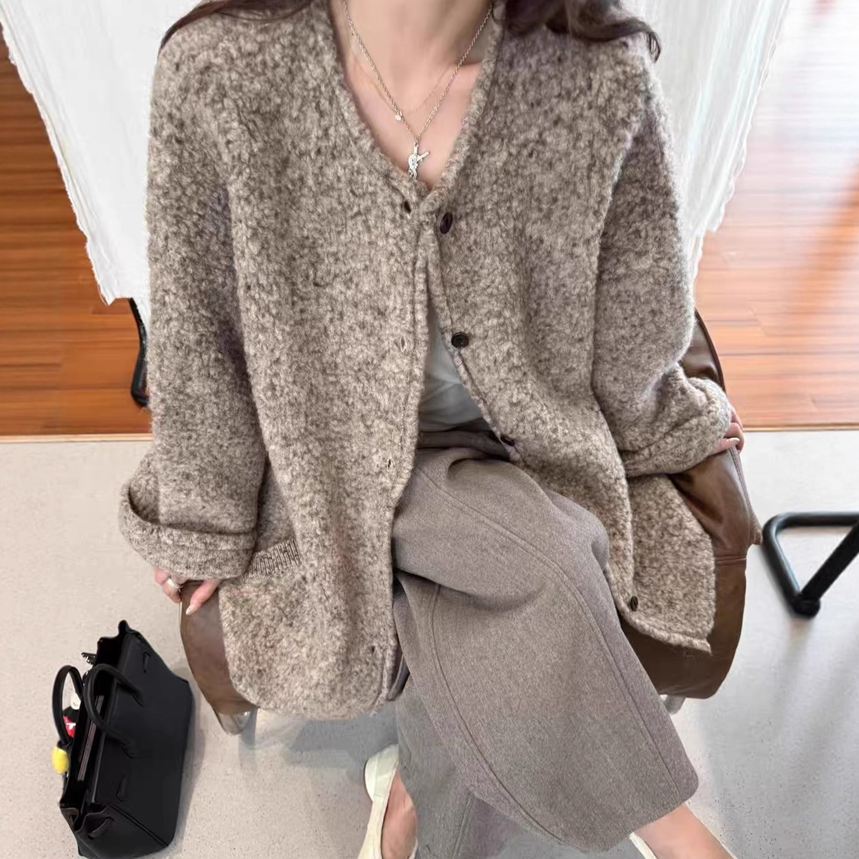 落肩花纱卷边颗粒羊毛针织外套