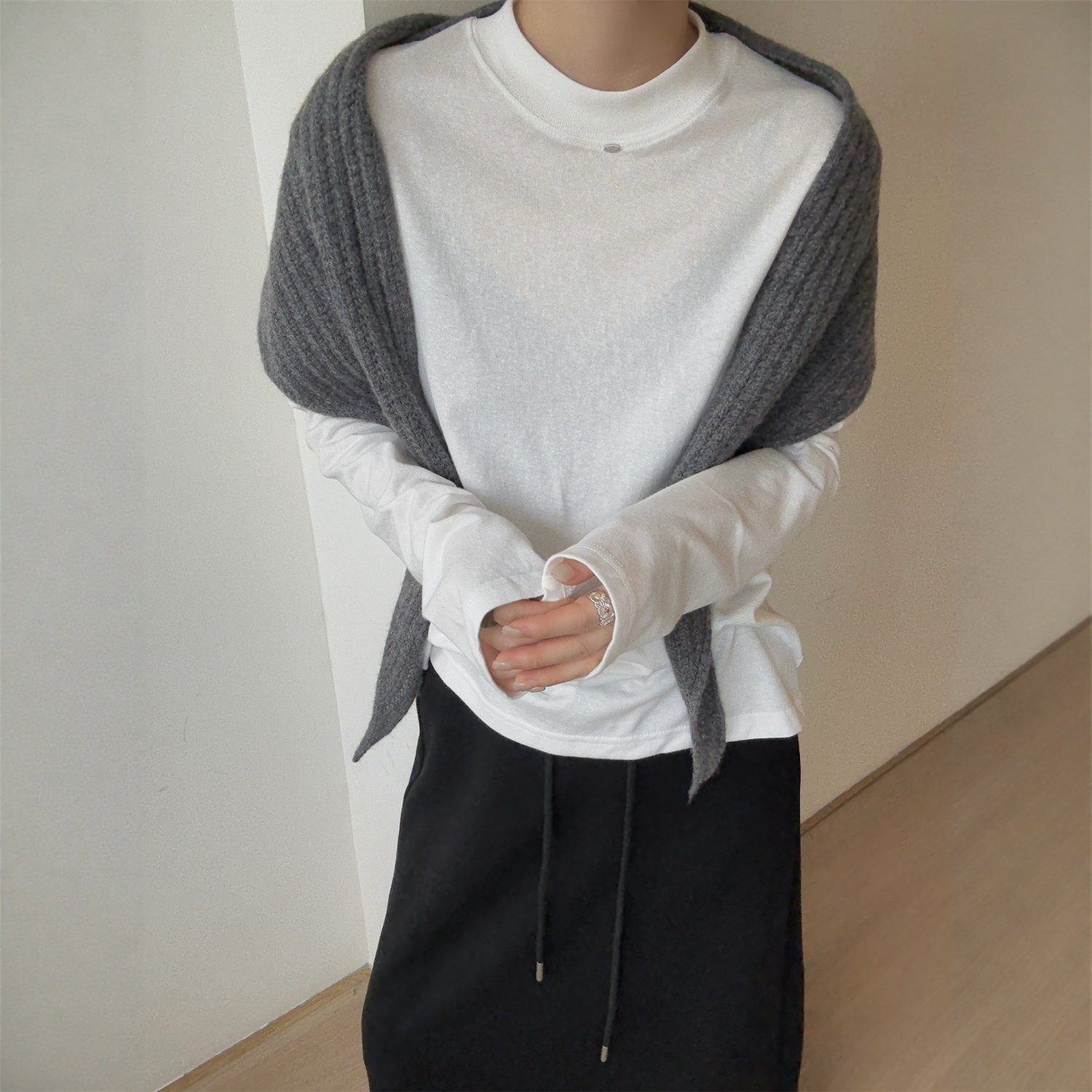 欧洲站2025秋季新款圆领简约一粒扣后背压线弹力显瘦打底衫T恤潮