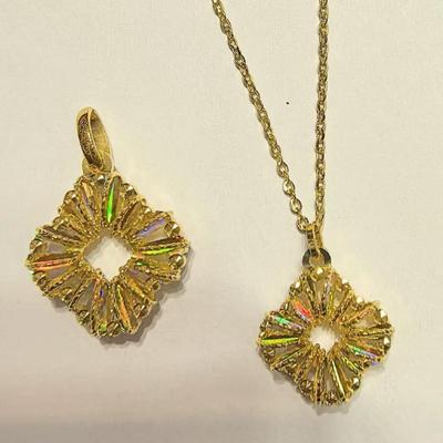 新款六福珠宝光影金炫彩菱形吊坠