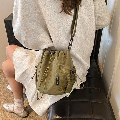 儿童包包新款男女童水桶束口便携手提单肩包亲子外出旅行斜挎包潮