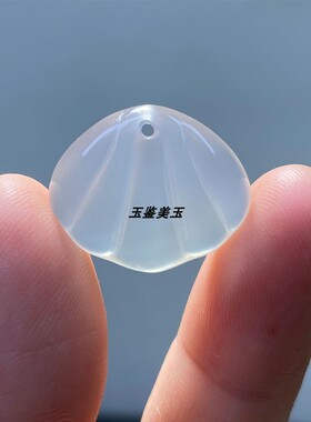 天然冰透玉髓贝壳项坠