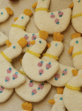 小众韩手工羊毛毡成品胸针卡通成品毛绒徽章包包饰品别针日系礼物