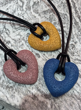2025春夏新款个性彩色火山石镂空爱心搭配黑色皮绳项链毛衣链