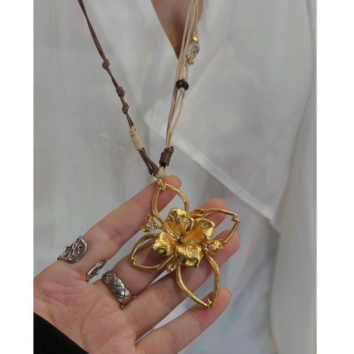 2025年夏日新款枝影编绳项链  金属镂空花朵手工编绳毛衣链